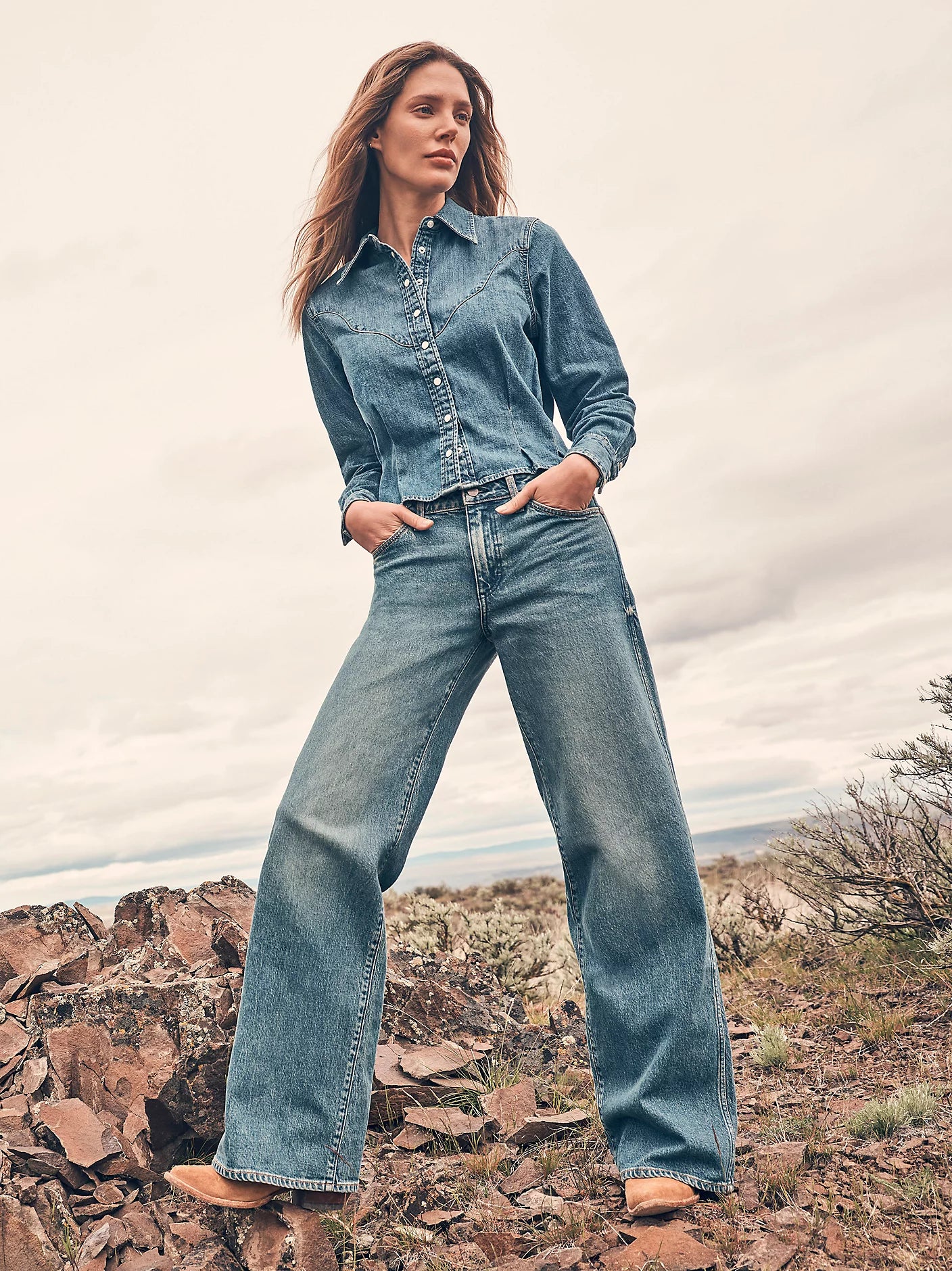 Worldwide Mid Rise Wide Leg Jean in Drifters Dream